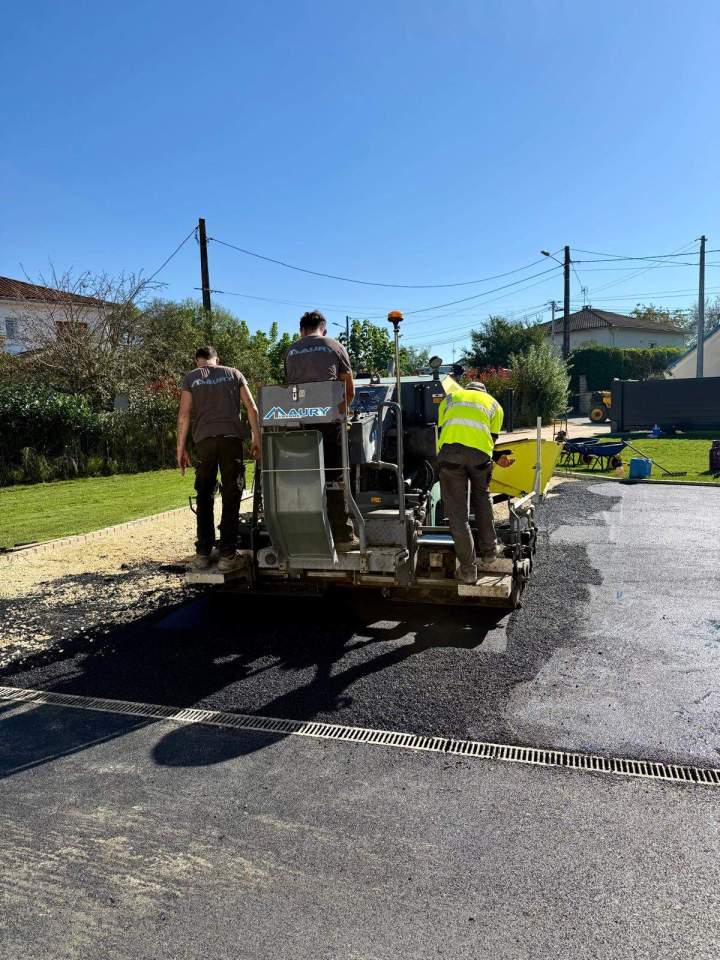 Engin travaux publics Près de Fume